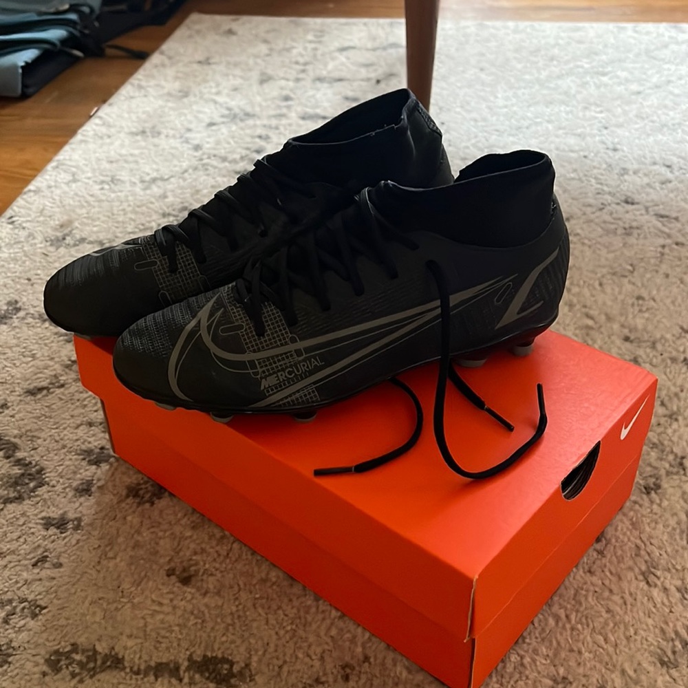 Nike soccer cleats men’s 7.5